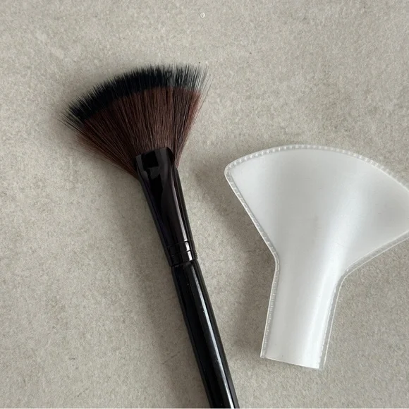 Laura Mercier Fan Powder Brush - Picture 5 of 7